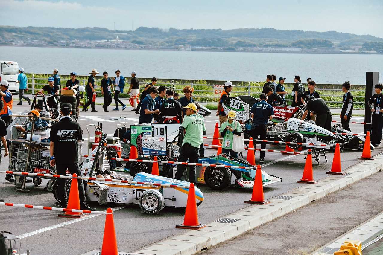 ピットエリアの様子（車検・準備風景）