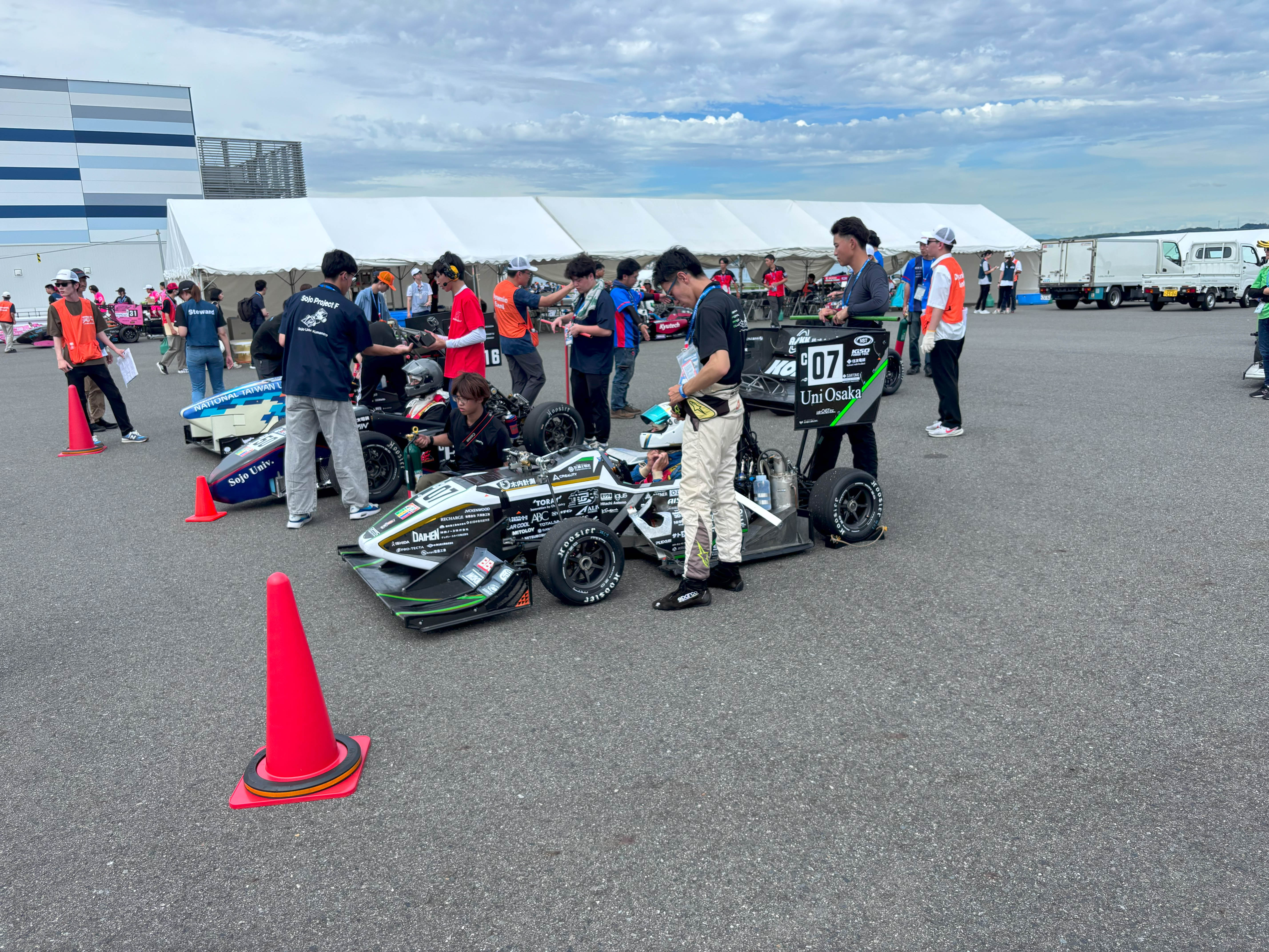 LECOFRAMEロゴを掲出した車両とピット周辺の様子