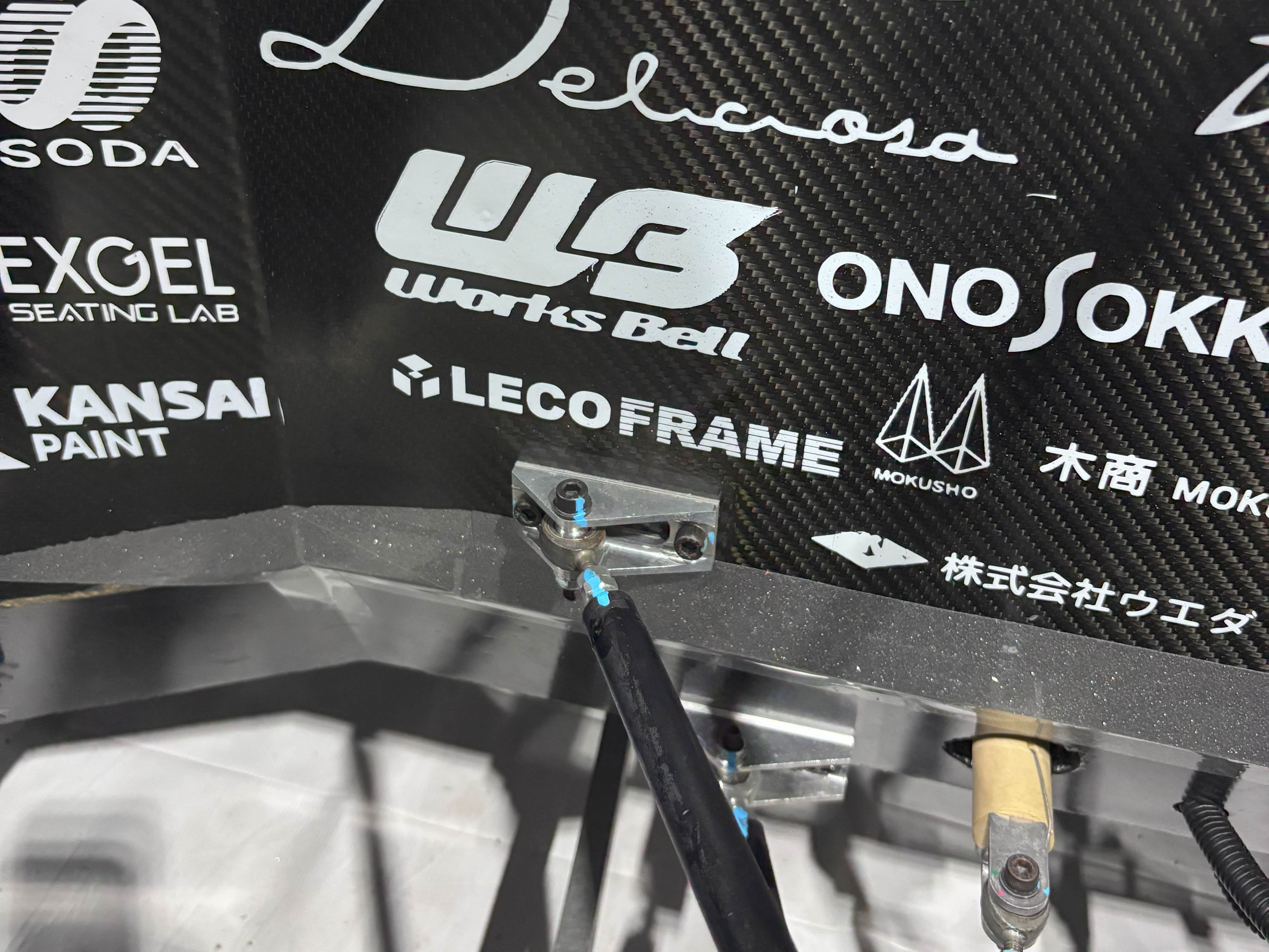 ロゴ掲出マシンのクローズアップ（サイドパネル）