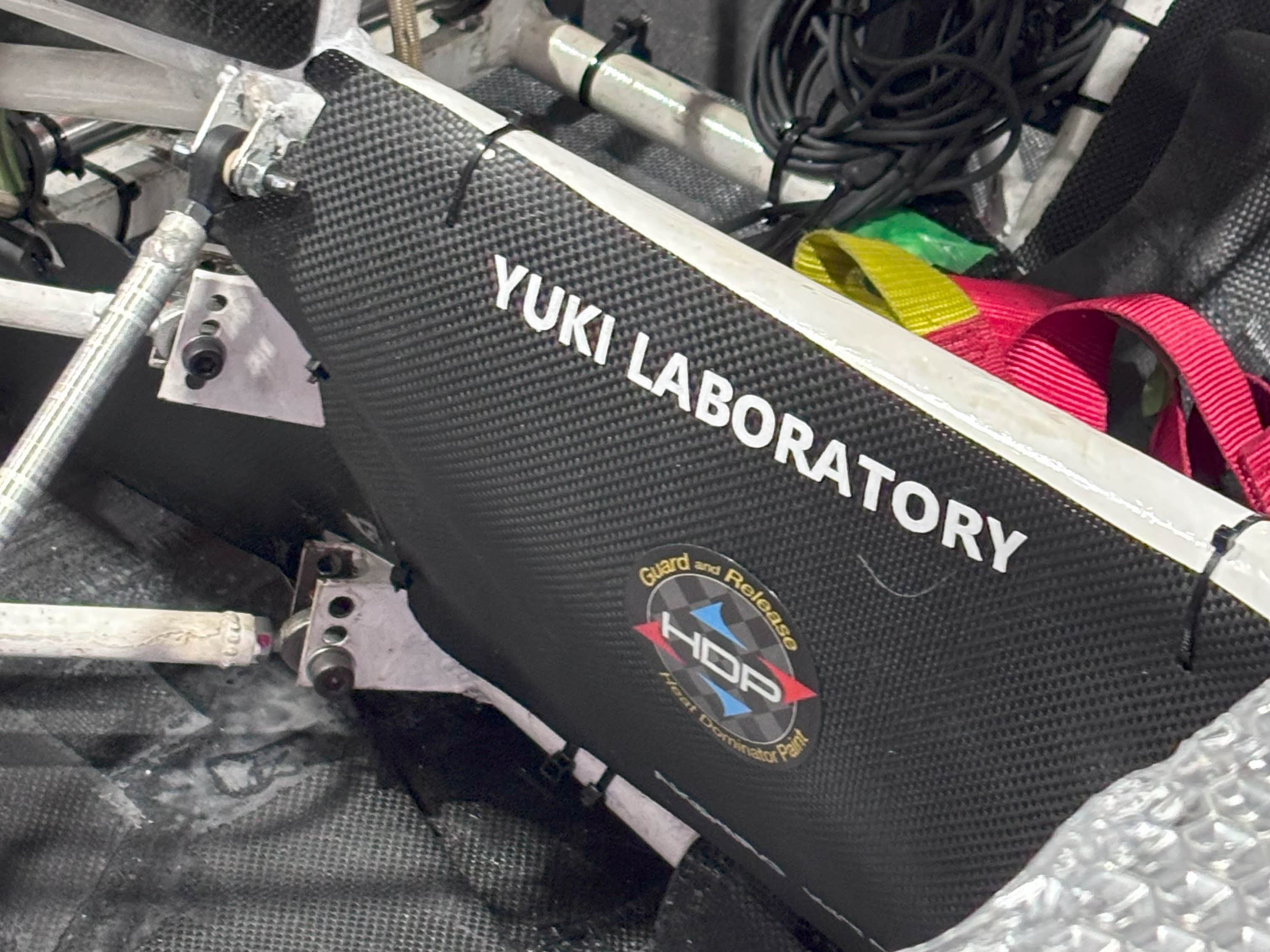 ロゴ掲出マシンのクローズアップ（サイドパネル）